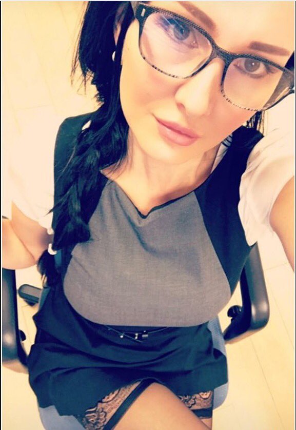 RealOfficeGirlz's tweet photo. #RealOfficeGirls #WonderWhatsUnderneath?
#ThighHighs #Nylons #Smooth #Hot #Sexy #Classy #Fun #Tease https://t.co/zxo4UMudTr