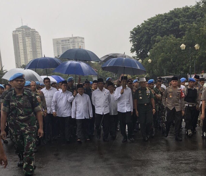 Bersama Presiden <a href="/jokowi/">Joko Widodo</a> menuju Monas utk Shalat Jumat berjamaah bersama peserta #AksiSuperDamai212.
Foto :Stela nau