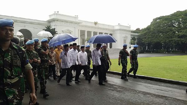 "<a href="/detikcom/">detikcom</a>: Di Tengah Hujan, Jokowi-JK Jalan Kaki Keluar Istana Menuju Monas #KitaBisaDamai detik.id/VtVcF8 "