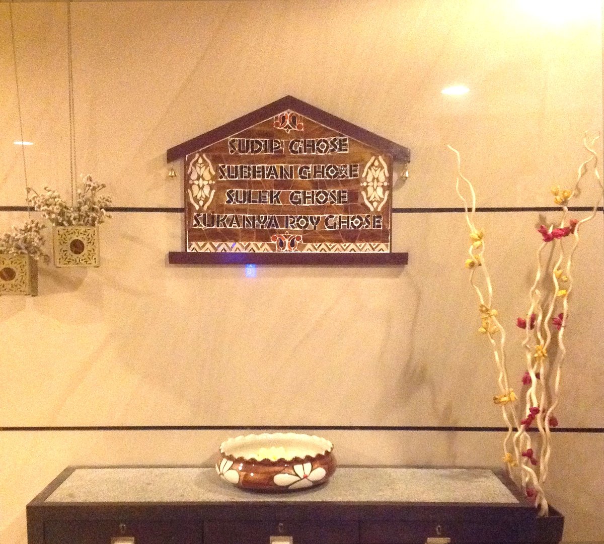 HouseOfShard's tweet image. This nameplate fits perfectly in the brown and beige themed home. #CustomMadeWithLove #GlassMosaic #HandCrafted #HouseOfShard #ShopLocal