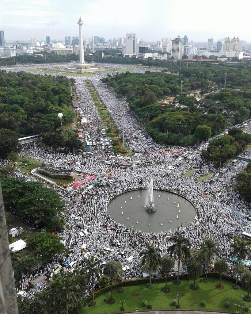 Tausiyahku's tweet photo. Maa syaa Allah.. Allaahu akbar!
Adakah yg mampu gerakkan hati mereka, selain Allah?
#AksiB… https://t.co/aZ7YwERWR2 https://t.co/GsJZLtiba5