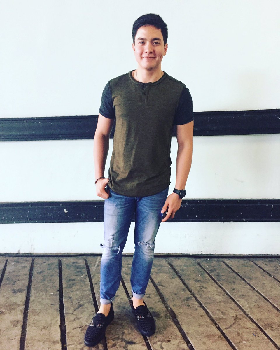 gmapinoytv's tweet photo. Break muna sa rehearsals for a quick #OOTD shot si @aldenrichards02! Pogi ba o pogi? #AldenAtATA #21stATA #GMAPinoyTV https://t.co/jjkUGvgtvu