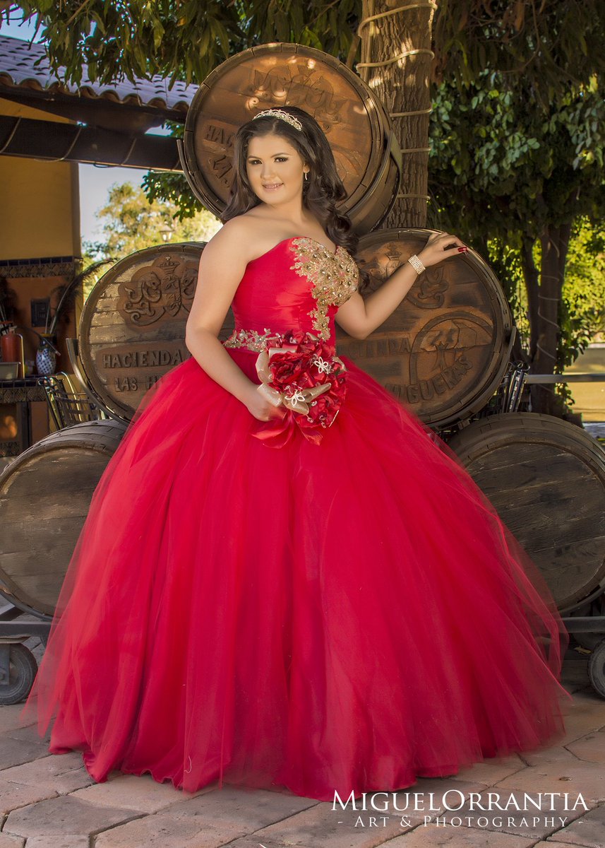OrrantiaMiguel's tweet photo. En los quince años de Samantha Valle https://t.co/PYA98SGaBP