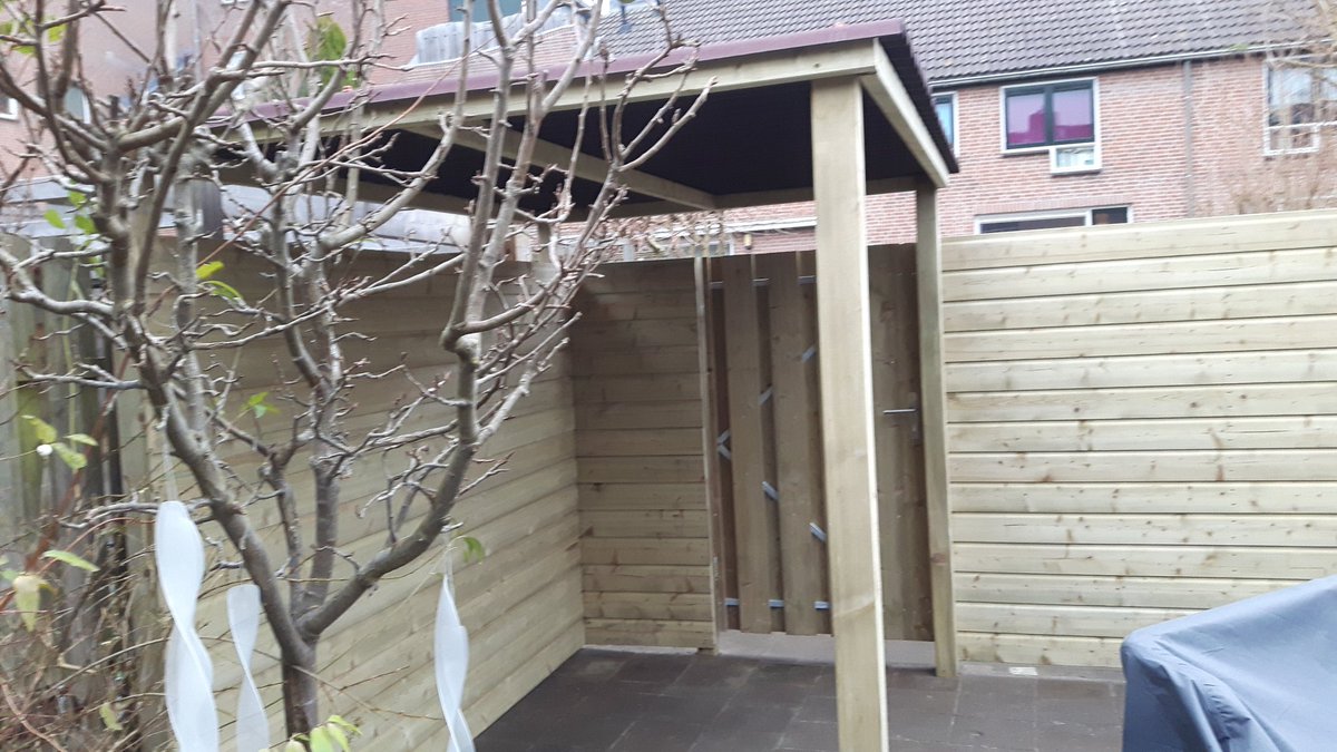 Nieuwe schutting,poort en afdak voor de scooters.