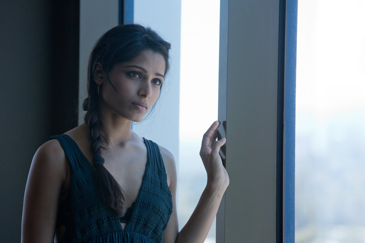 映画 聖杯たちの騎士 公式 キャスト紹介 フリーダ ピント ヘレン 1984年 インド出身 インド国内でキャスターやモデルを経験した後 スラムドッグ ミリオネア 08 のオーディションに勝ち残り 映画デビュー 同作で英国アカデミー賞女優賞に