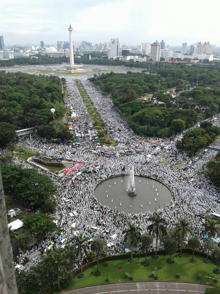 UstadzMafrur's tweet photo. Hanya takbir yg bisa terucap dr mulut ini ktk melihat aksi #SuperDamai212 . Smg Allah persatukan umat islam ini &amp; menjaga #Indonesia ku ini https://t.co/ixNoBEfLu4