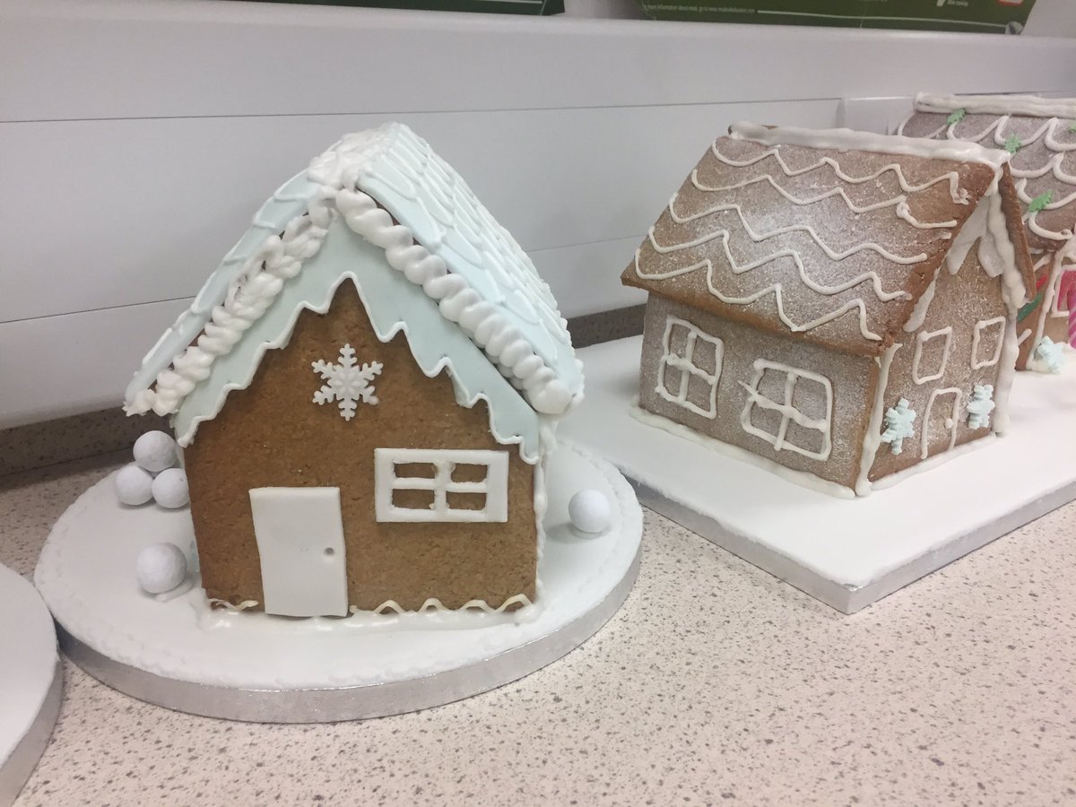 GHS_HEGHS_HE's tweet photo. Mrs Duncan's incredible Gingerbread Wonderland, well done to all the Practical Cake Craft guys for producing these!πππ½#Gingerbread #N5PCC https://t.co/iRgOVHxJGg