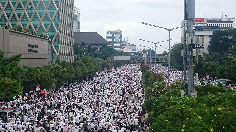 ana_khoz's tweet photo. REKOR Hanya jamaah Masjid Haram yg ngalahkan jmlh jamaah #ShalatJumatMonas 212.  Subhanallah  Allahu Akabar
#AksiDamai212 #KitaBisaDamai https://t.co/QG4NT01j3R