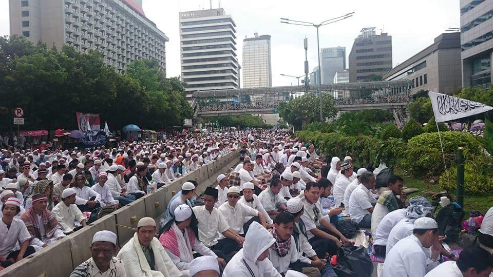 ana_khoz's tweet photo. REKOR Hanya jamaah Masjid Haram yg ngalahkan jmlh jamaah #ShalatJumatMonas 212.  Subhanallah  Allahu Akabar
#AksiDamai212 #KitaBisaDamai https://t.co/QG4NT01j3R