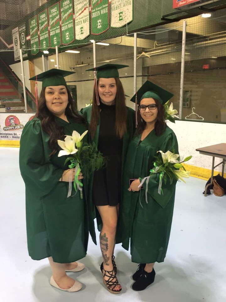 andreaapeltierr's tweet photo. See the girl on the far left, ITS HER BIRTHDAY! Everyone wish her a happy 19th birthday. 🎁 love you best friend 💕 https://t.co/lHb9yvGl7V