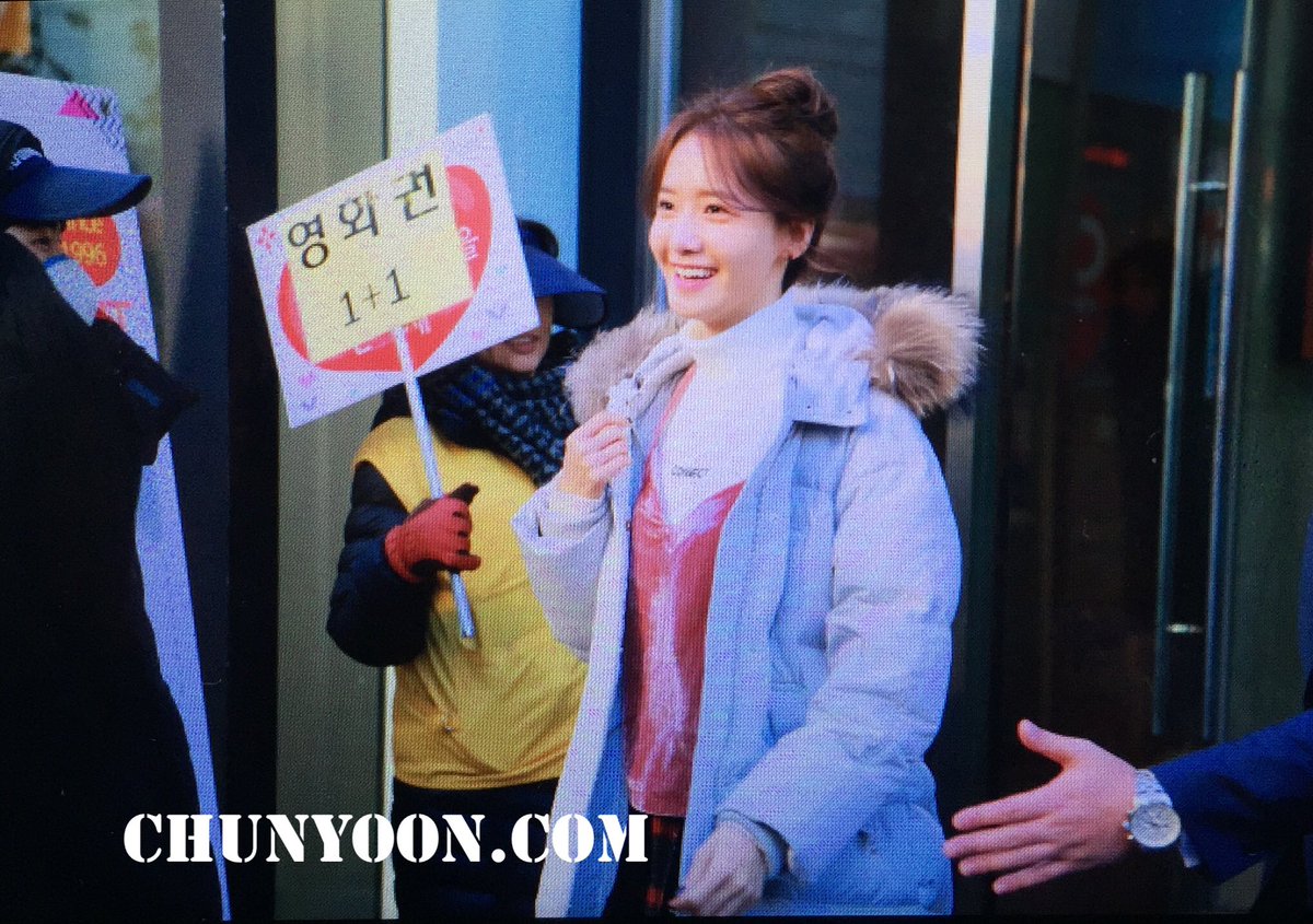 [PIC][02-12-2016]YoonA tham dự sự kiện Fansign "Love & Thanks Festival!" của thương hiệu H:CONNECT tại Gangnam Flagship Store vào chiều nay Cypv5p2UUAEv7hj