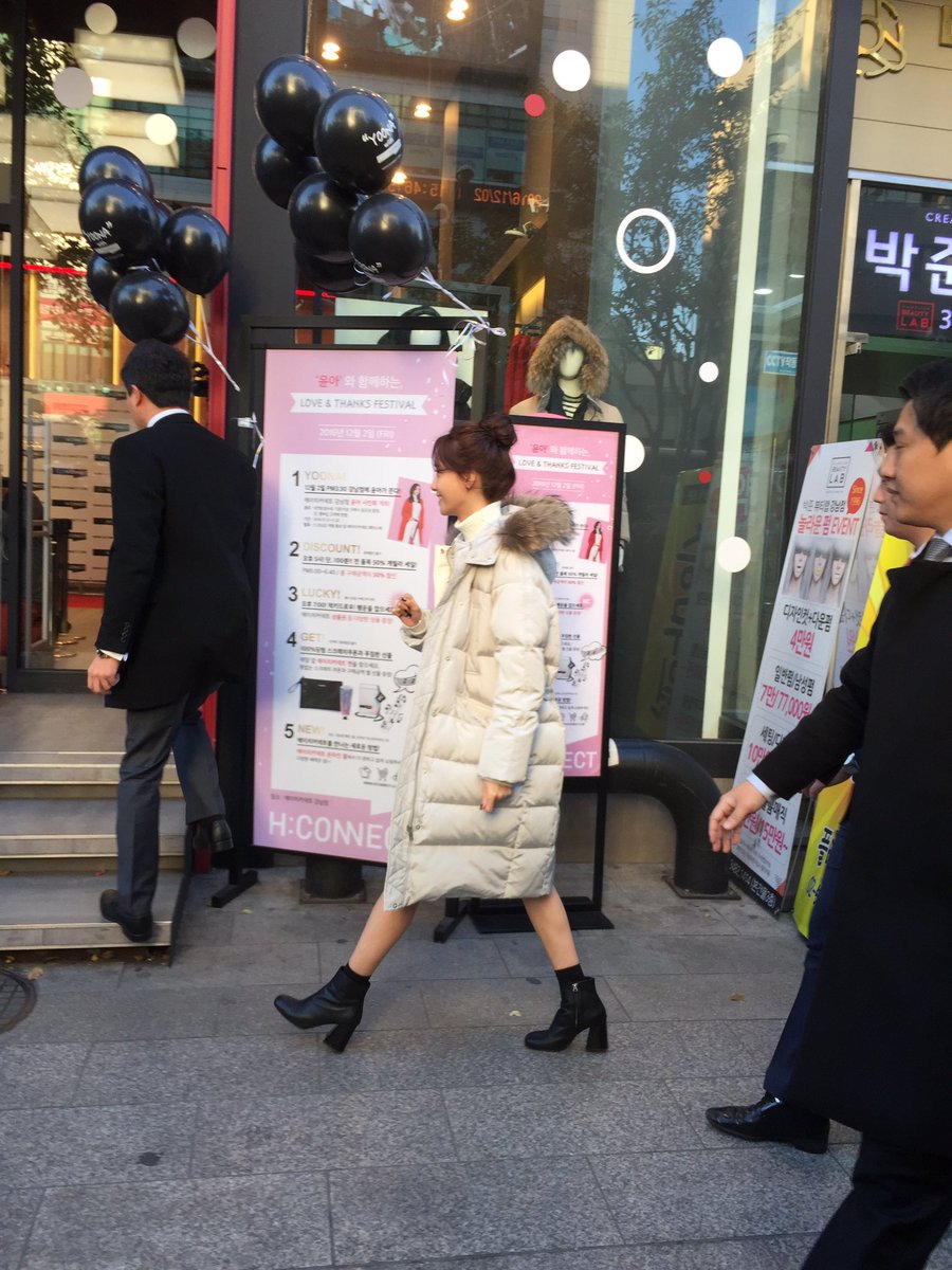 [PIC][02-12-2016]YoonA tham dự sự kiện Fansign "Love & Thanks Festival!" của thương hiệu H:CONNECT tại Gangnam Flagship Store vào chiều nay CypvThAVIAEjWTu