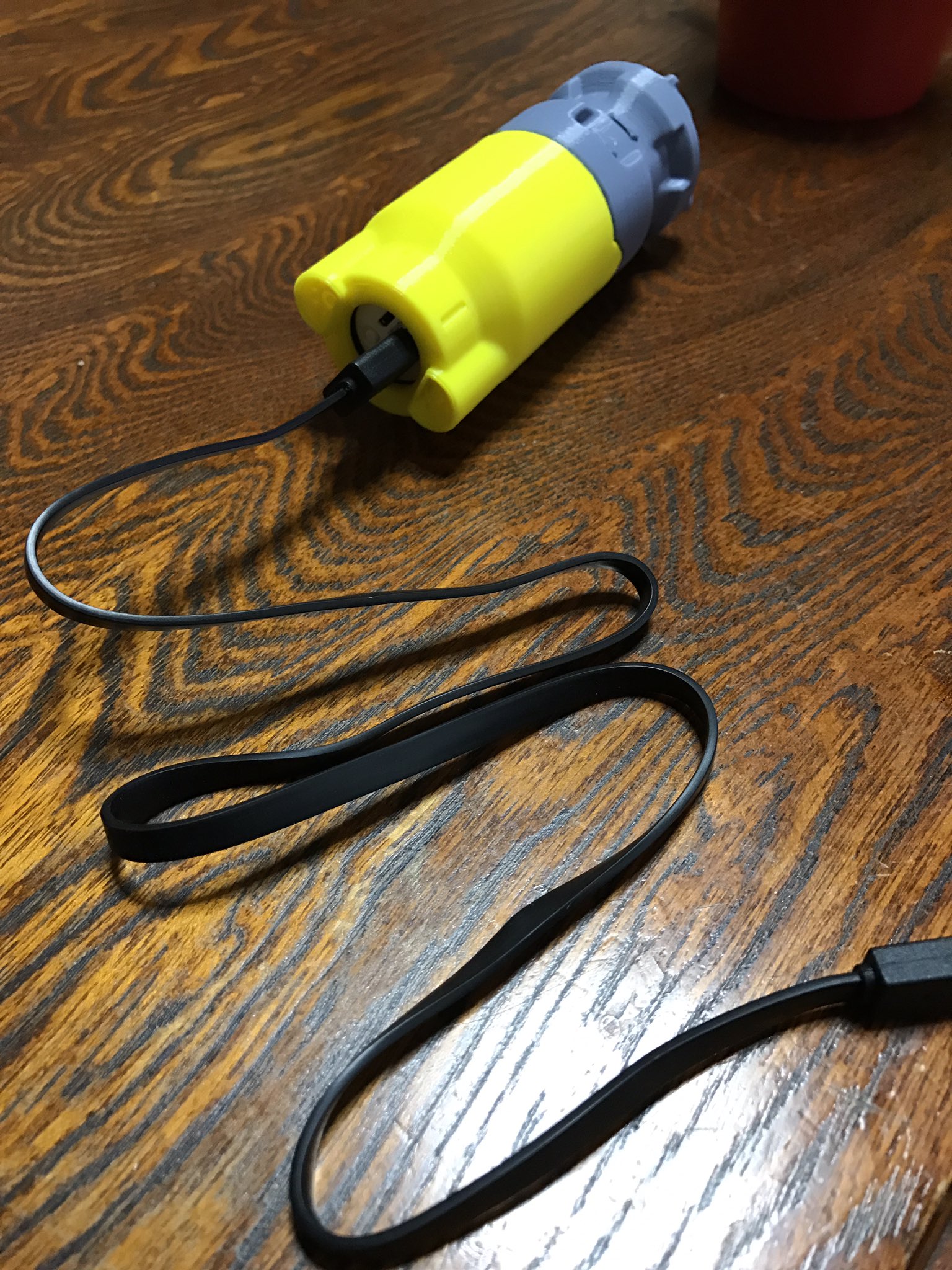 伝説級のラットスレイヤー 閃電 B O S 先ほど 3dプリンタ職人に頼んでた フュージョンコア型バッテリーパックが無事届いた こう言う実用的なグッズが前から欲しかったのでとても満足 公式でもこんなグッズを出して欲しいな Fallout4