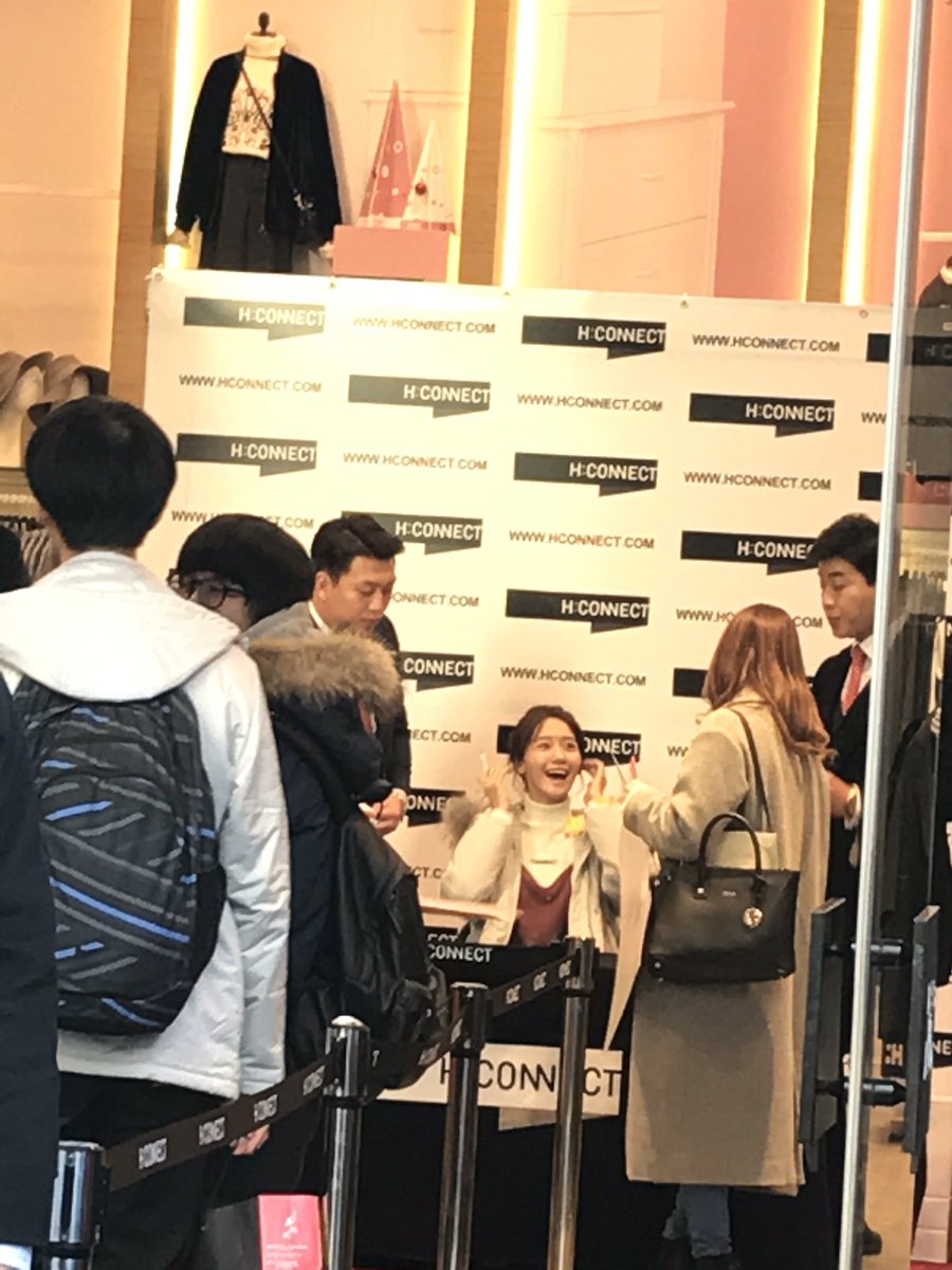 [PIC][02-12-2016]YoonA tham dự sự kiện Fansign "Love & Thanks Festival!" của thương hiệu H:CONNECT tại Gangnam Flagship Store vào chiều nay - Page 2 CypyTT0UoAAOi_v