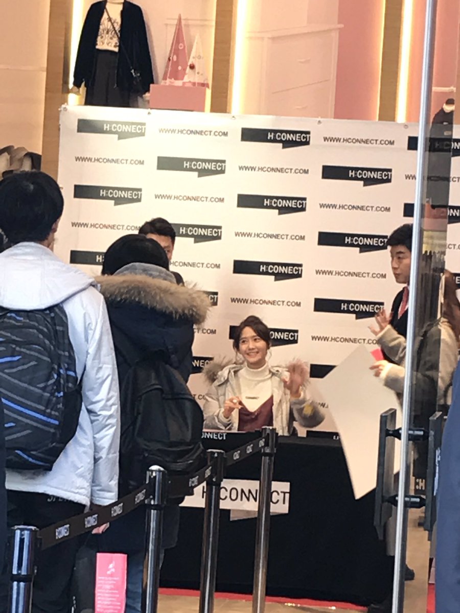 [PIC][02-12-2016]YoonA tham dự sự kiện Fansign "Love & Thanks Festival!" của thương hiệu H:CONNECT tại Gangnam Flagship Store vào chiều nay - Page 2 CypyTT4UUAAT3LO