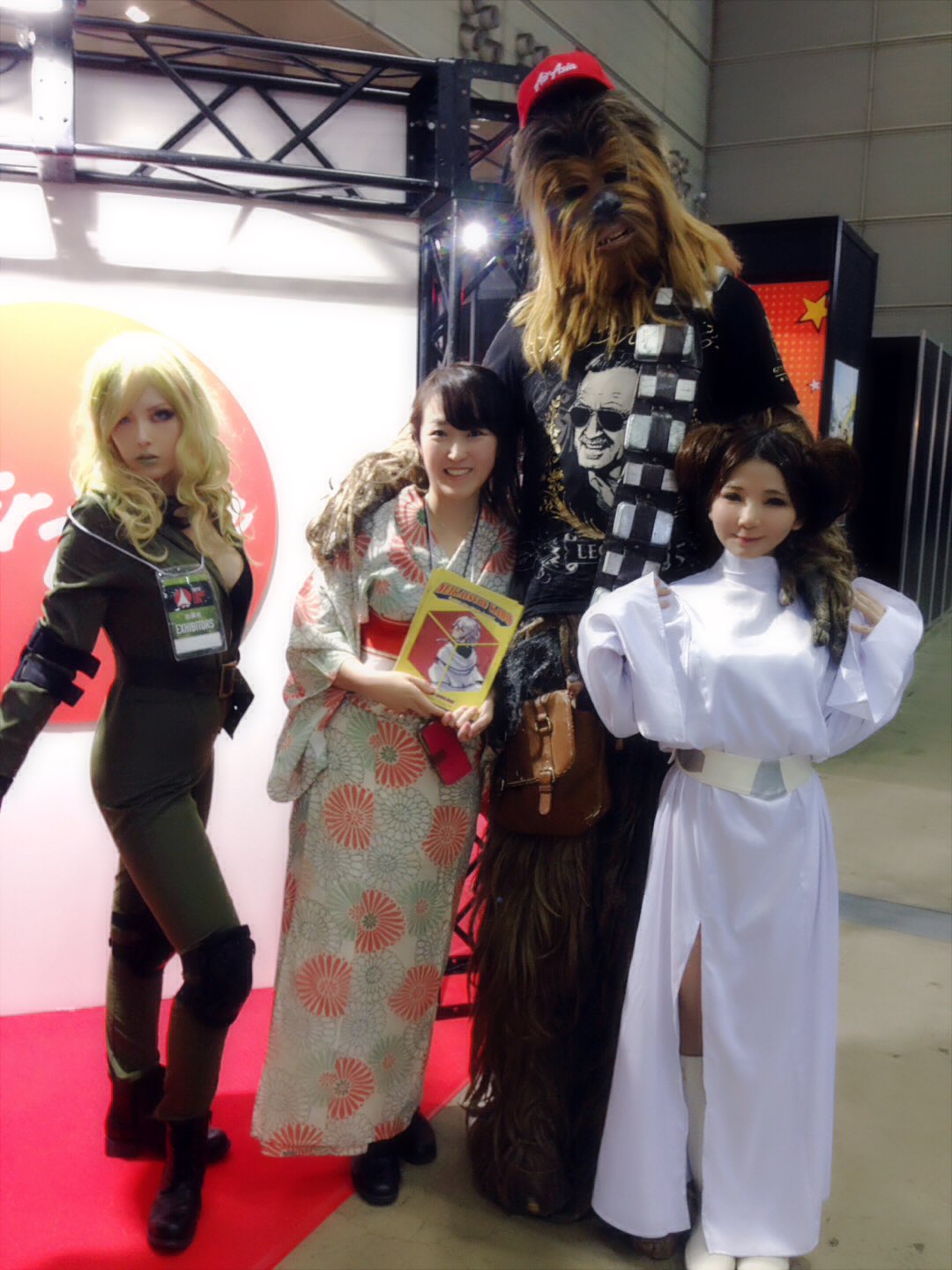 天草ちゅちゅ 東京コミコン16 エアアジアさんのブースにチューバッカが遊びに来てくれたよ 大きいね 明日もゆんさん と美人コンパニオンさんがいるエアアジアブースへ遊びに来てね Line登録で良い事あるかも 東京コミコン Tokyocomicon エア