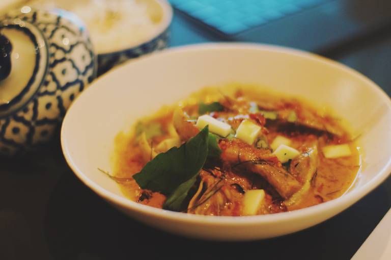 El plato de la semana en @guiahedonista, esencial de la ciudad: curry rojo de cacahuete y lima kaffir, de <a href="/tonobouet/">tono.bouet</a> buff.ly/2gPfFAs