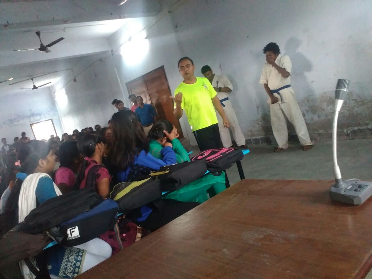 spbankura's tweet photo. #ChhatnaPS organised #SelfDefenceTraining at Chhatna Chandidas College as a part of #AwarenessProgramme under #ProjectJagaran on 02.12.16. https://t.co/vGZz3OherB