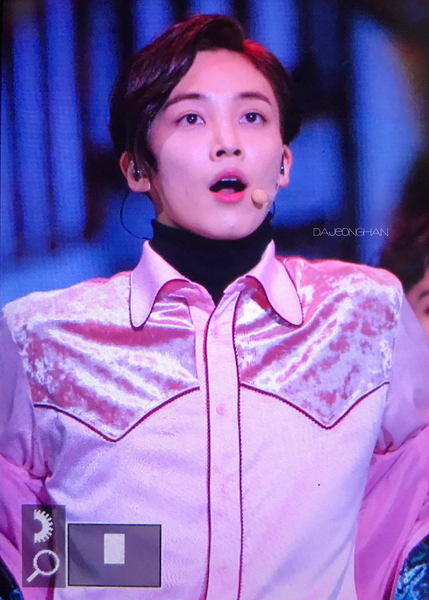 7TeenChile's tweet photo. [PREVIEW/02.12.16] #Seventeen en los #AMA2016 #세븐틴 #Jeonghan #Mingyu
Cr. dajeonghan_1004/nongongsvt https://t.co/SMvmwaXHFM