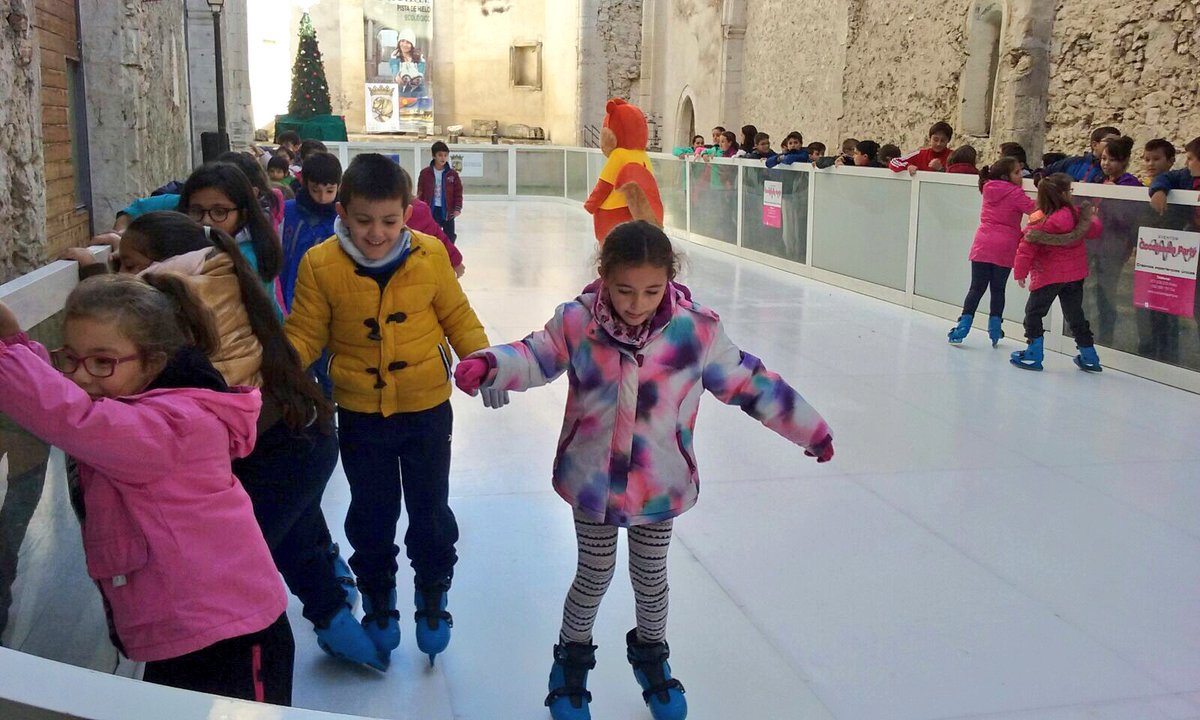 ceipsangil's tweet photo. Ya se nota que llega la #Navidad Gracias a @CulturaCuellar los alumnos 2° están aprendiendo a patinar en la pista de hielo #centroseducacyl https://t.co/i8FMR4n6pX
