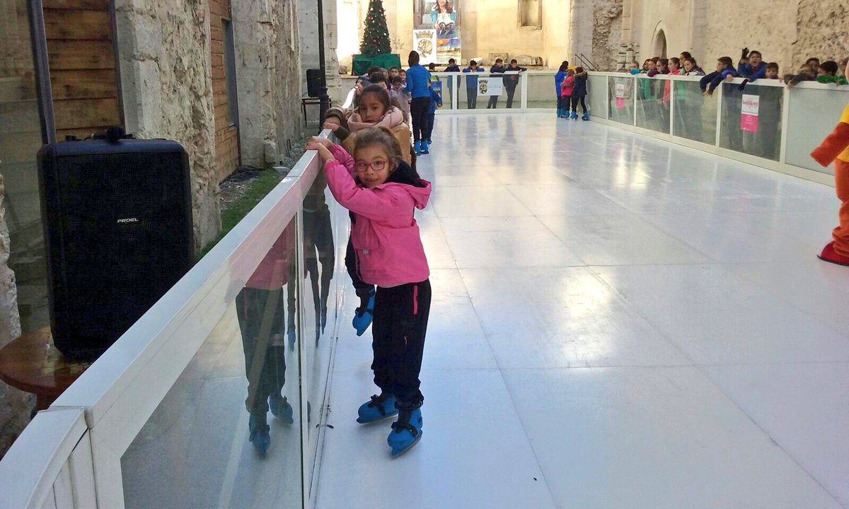 ceipsangil's tweet photo. Ya se nota que llega la #Navidad Gracias a @CulturaCuellar los alumnos 2° están aprendiendo a patinar en la pista de hielo #centroseducacyl https://t.co/i8FMR4n6pX