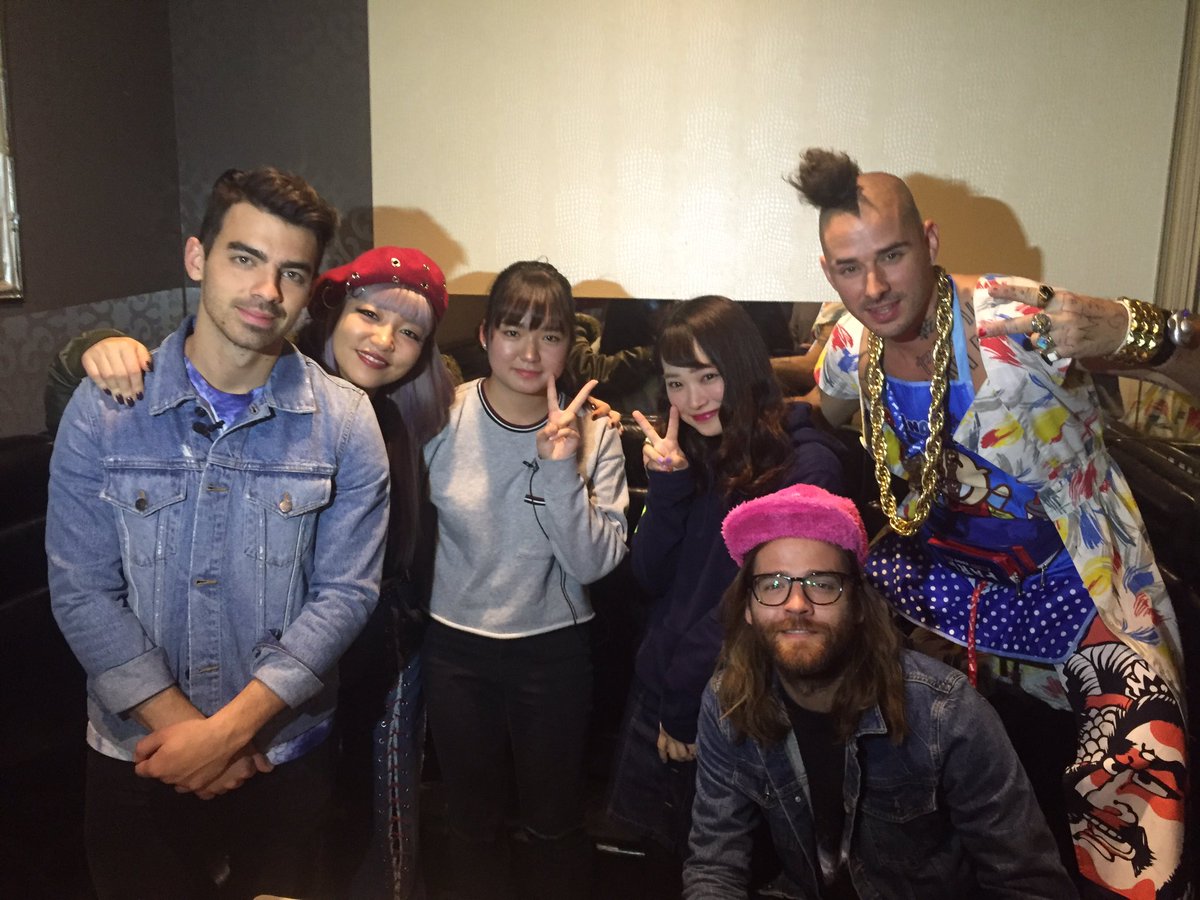 Lucky5_m's tweet photo. カラオケ行ったらまさかのDNCE😳😳
一緒にCake by the ocean歌ってくれてみんないい匂いでみんな優しくて最高でした😭💗
本当にやばかった😭😭
thank you DNCE😻💓💓 YABAIIII😚
#DNCE来日 #DNCE https://t.co/1Ej2gtr53T
