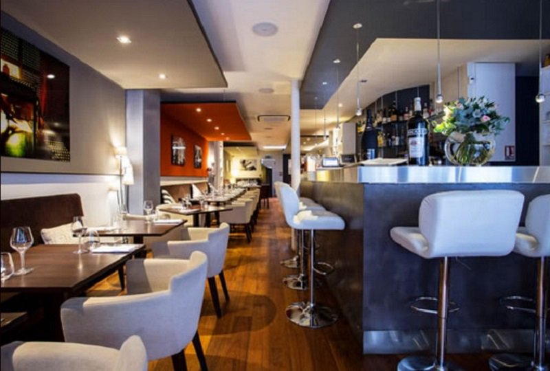 vinoresto_com's tweet photo. Apportez votre bouteille au Sens Uniques dans le 18ème et profitez de la cuisine d'un chef étoilé à prix bistrot !
#VinoResto #byobparis https://t.co/ex6Vk9fvEA