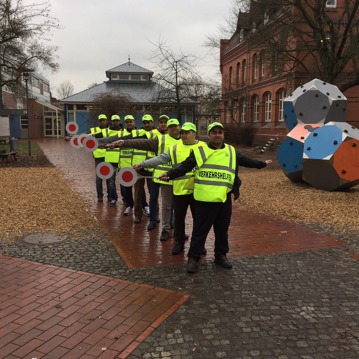 Polizei_H's tweet photo. #Polizei #Langenhagen bedankt sich bei 8 Flüchtlingen, die seit Mai als #Verkehrshelfer vor der Hermann-Löns-Schule für #Sicherheit sorgen 👍 https://t.co/TNExMT6jkC