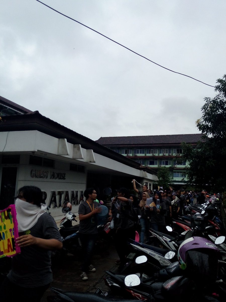 FisipDays's tweet photo. Pawai The 5th BlackBox !!! Ayo datang dan bergabung di Lap. Parkir Depan gd.Rektorat UPNVJ! #elaboratif #onefacultyonegoal https://t.co/0abZOYunSS