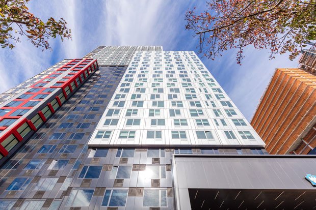 DunbarBoardman's tweet photo. 32-Story Modular High-Rise Completes in #NewYork

https://t.co/81nCgcGiwm

#HighRise #TallBuildings #Construction #USA https://t.co/SsbfvCmRQ6