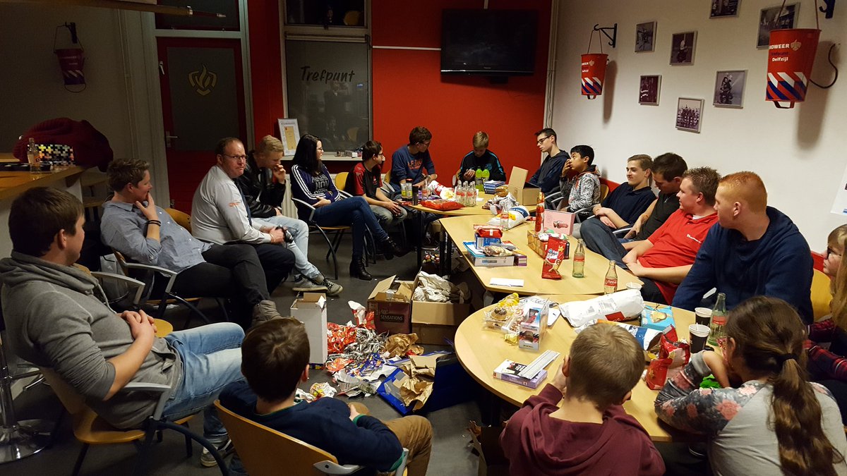 Gisteravond pakjesavond bij jeugdbrandweer Delfzijl. Beetje rommel maar wel heel gezellig.