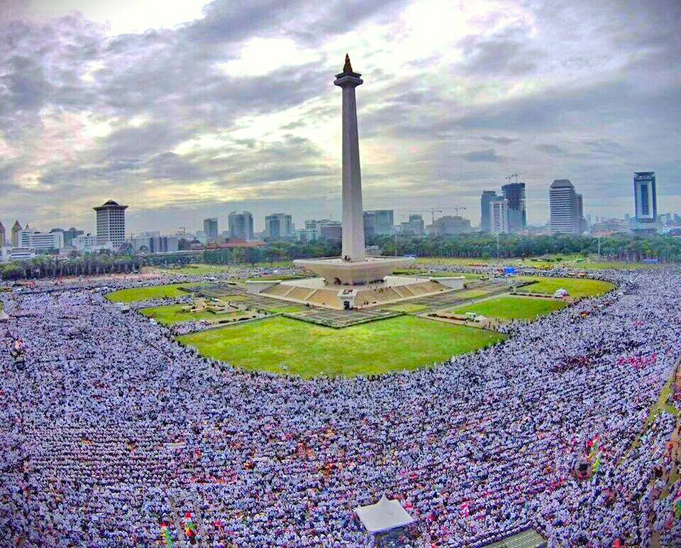 jal_1910's tweet photo. Allahu Akbar. Meski jauh dari ibukota, Tp melihat ini jadi merinding. Smoga umat Islam semakin bersatu. #SuperDamai212 #JumatBerkah https://t.co/dP84E6aLaV