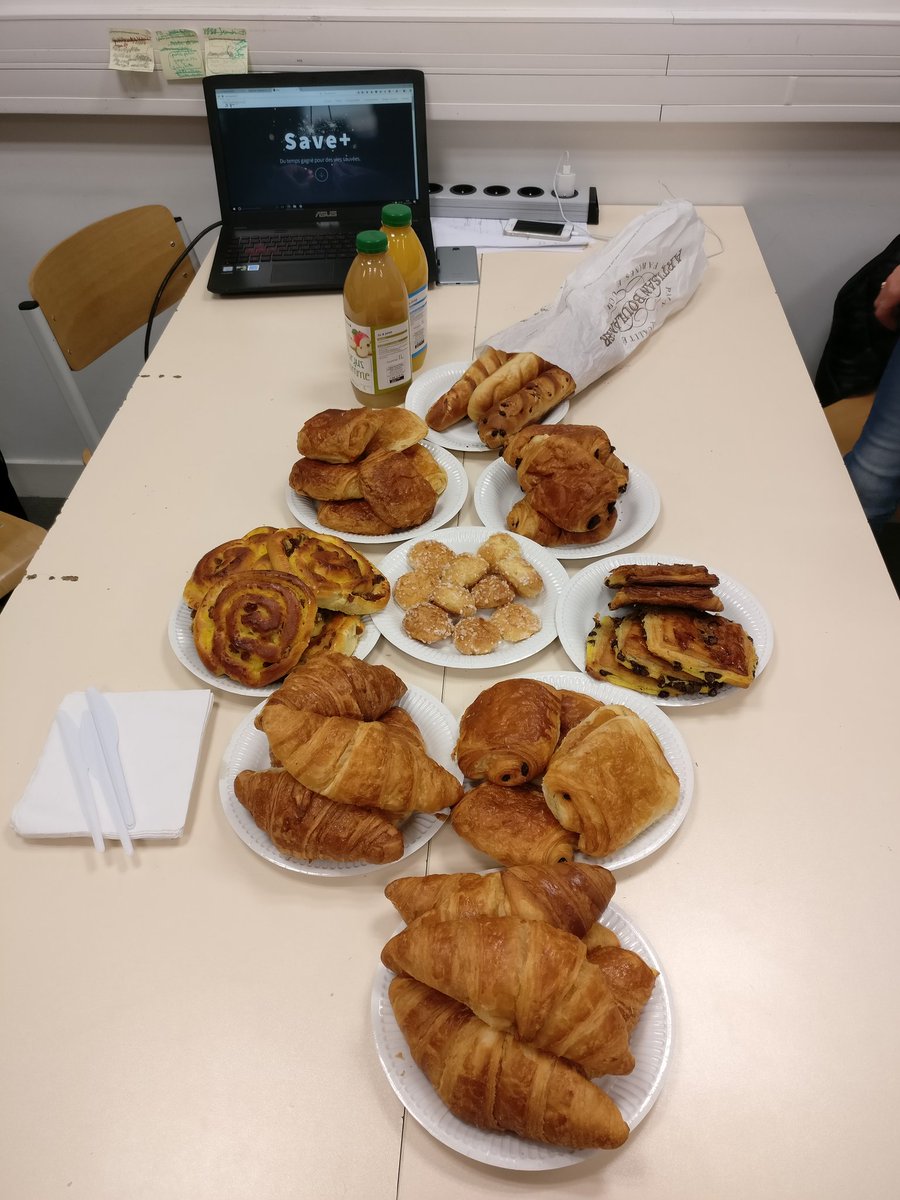 appliSavePlus's tweet photo. Traditionnel petit-déjeuner à @IngenieursECE après une longue semaine de travail ! #work #findesemaine #petitdejeuner #PPE #team #saveplus https://t.co/P5huZKWJ8g