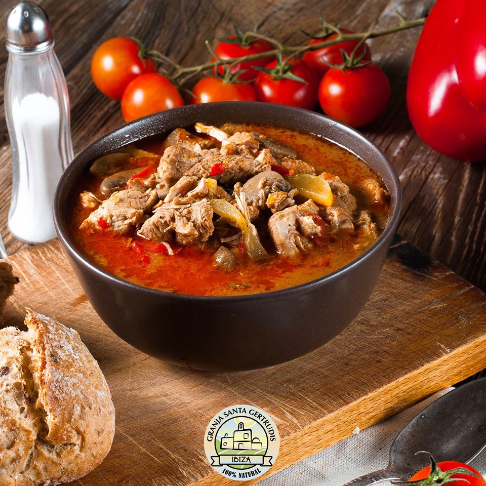 Ummm ... platos calentitos ideales para estos días de invierno como este #goulash con la mejor #ternera de la #Granja 
#Ibiza #natural