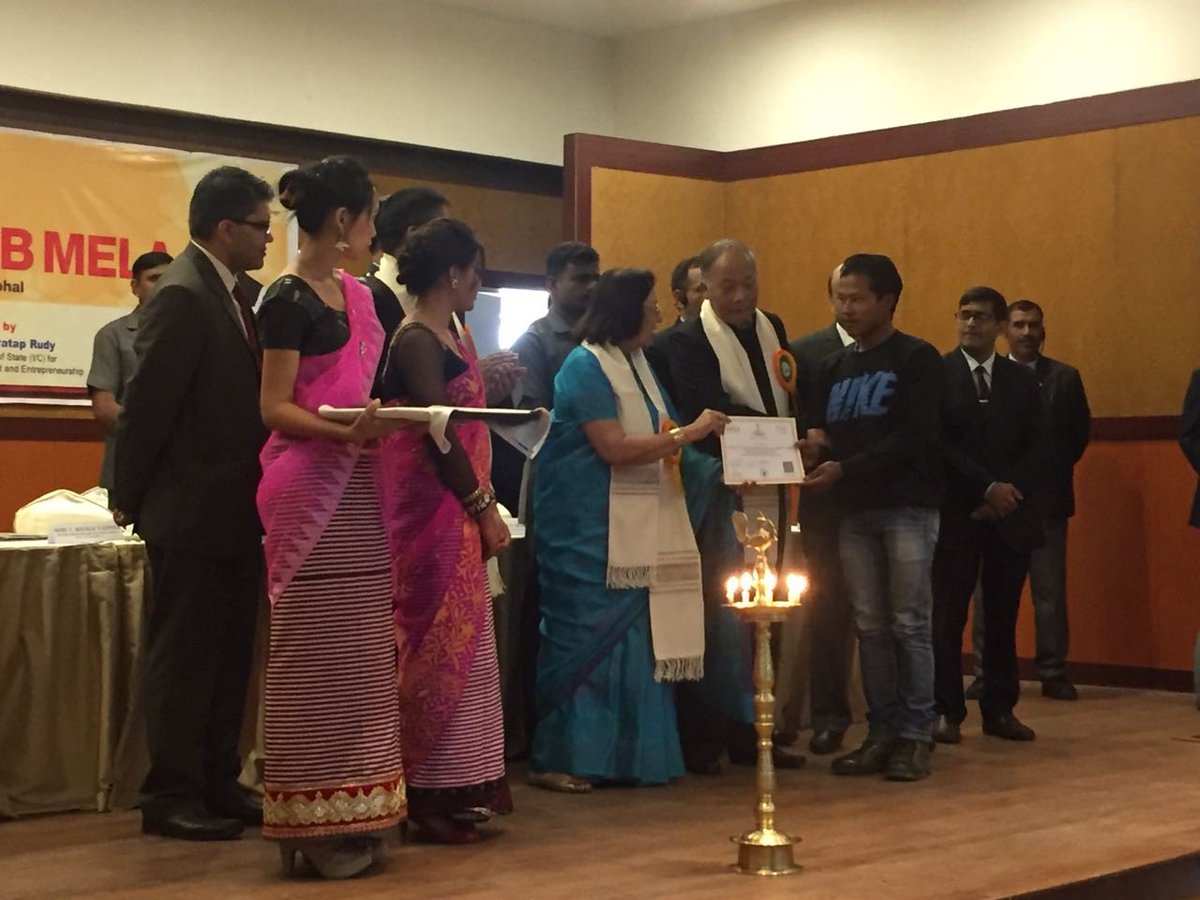 MSDESkillIndia's tweet photo. Dr.@nheptulla,Governor,Manipur nd Okram Ibobi Singh, CM,Manipur felicitating the candidates trained under #PMKVY.@NSDCINDIA @RajivPratapRudy https://t.co/X5bmkf5I1Q