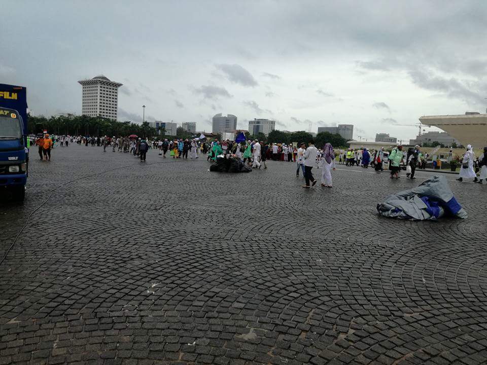 ipphoright's tweet photo. Satu juta lebih massa berkumpul di sktr Monas. Begitu massa bubaran, eh sampah juga ikut 'bubaran' alias bersih. #Aksi212 #SuperDamai212 https://t.co/YUtHg8cu1e