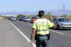 Vas conduciendo y ves un accidente donde ya está <a href="/guardiacivil/">Guardia Civil</a>. Deja de alcahuetear y sigue las indicaciones.