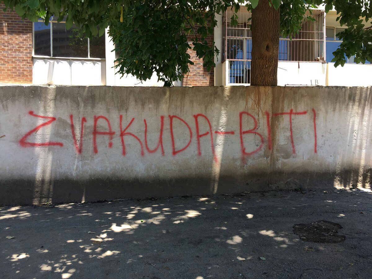 GNavonika's tweet image. I'm hate graffiti but Finance Ministry yakuda @BitiTendai , do we agree ?  Yakuda anamakanika venyika #Zimbabwe #thisflag #NoToBondNotes