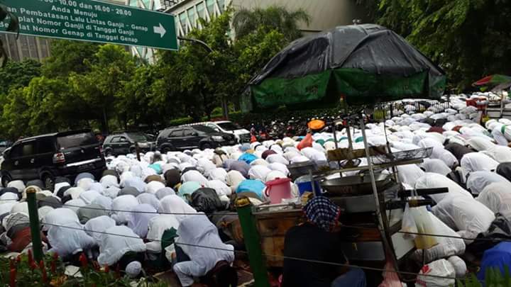 AskarKauny's tweet photo. Shalat Jumat ternikmat dan diguyur hujan. Karena hujan adalah Rahmat Allah. #HOTS #AskarKauny #AksiSuperDamai212 https://t.co/l3zau050X8