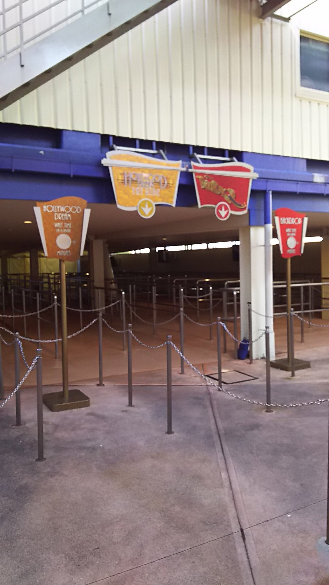 ひでくん 本日 12 2 のｕｓｊ ユニバーサルスタジオジャパン 行きはハリウッドドリーム ザ ライド 前向き が２回 バックドロップが１回乗り バックドロップは待ち時間が半端ではなかったのですが 一番後ろ 9列目 で 最高 でした Usj