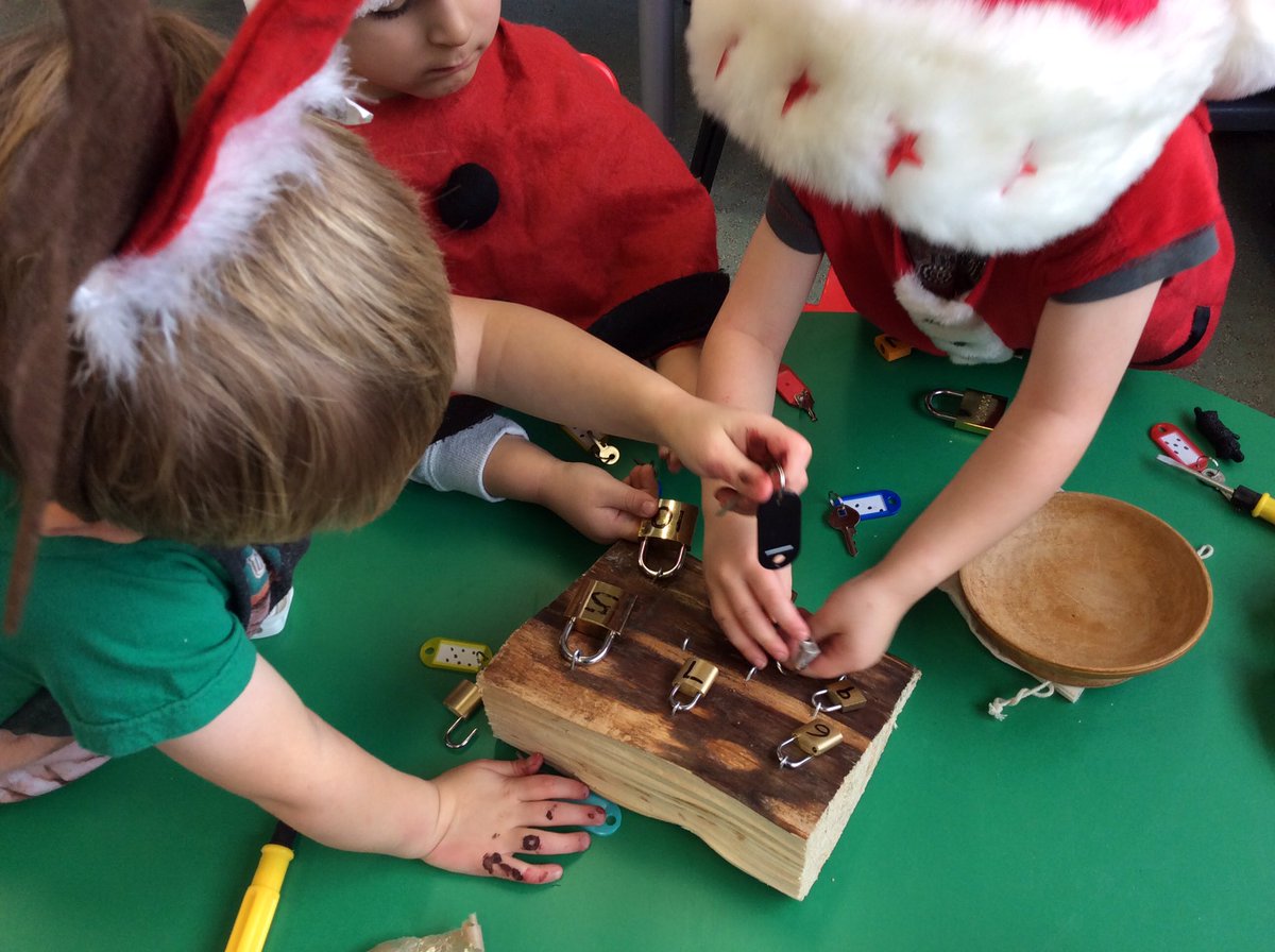 MissCLReid's tweet image. Padlock Problems @woodside_school 
 #earlyyearsnumeracy #stem #problemsolving #finemotorskills #nurserylife