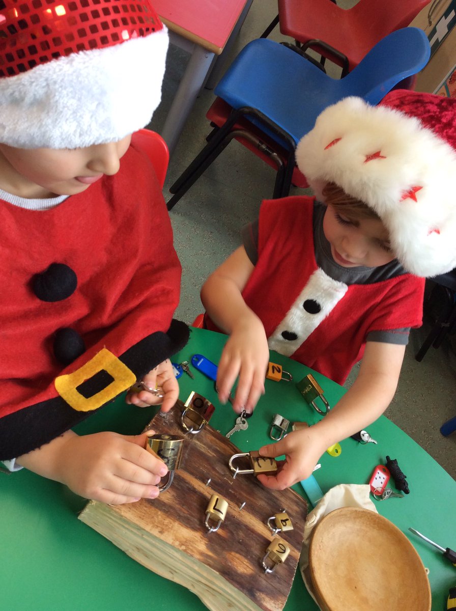 MissCLReid's tweet image. Padlock Problems @woodside_school 
 #earlyyearsnumeracy #stem #problemsolving #finemotorskills #nurserylife