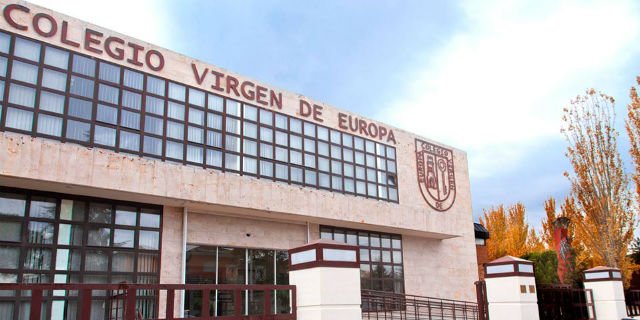 FUEONLINE's tweet image. Los chicos de #Primex, #IBMwatsonAI realizan las primeras pruebas de su proyecto en el Colegio Virgen de Europa primex.team