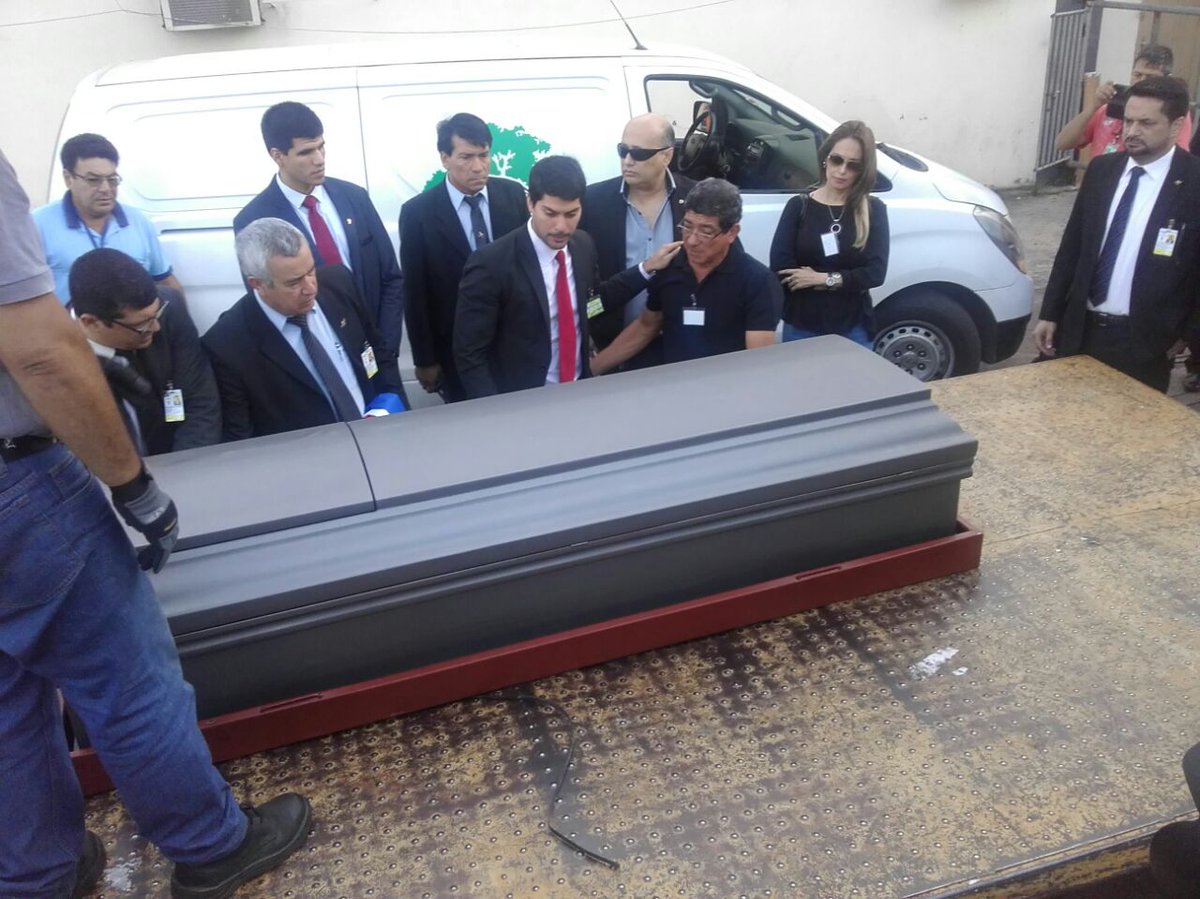 ABCCardinal's tweet photo. AHORA l Restos de #GustavoEncina, fallecido en tragedia del #Chapecoense, serán trasladados hasta Jardín de la Paz, 📷vía @Rappenecker #730AM https://t.co/2OUcgiFGct