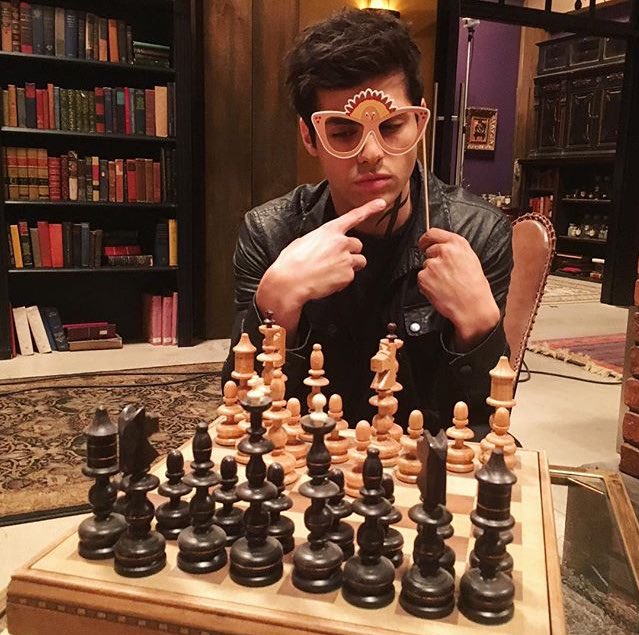 I told him that whoever wears those glasses is gonna win at chess. He believed it HAHAHAHAHA babe