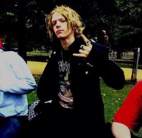 みさｷﾁ コリン役のヒュー ミッチェルがイケメン Slipknotのバンドtシャツに学ラン風の上着を着てるの最高 好き