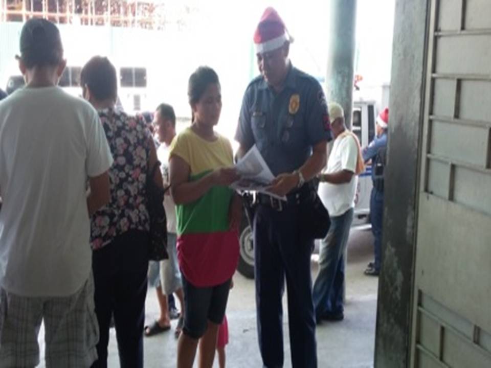 ps07_cocpo's tweet photo. Leaflets distribution re Ill Effects of Illegal Drugs @ Westbound Bulua Terminal. #DoubleBarrelAlpha https://t.co/W3iWwATSDr