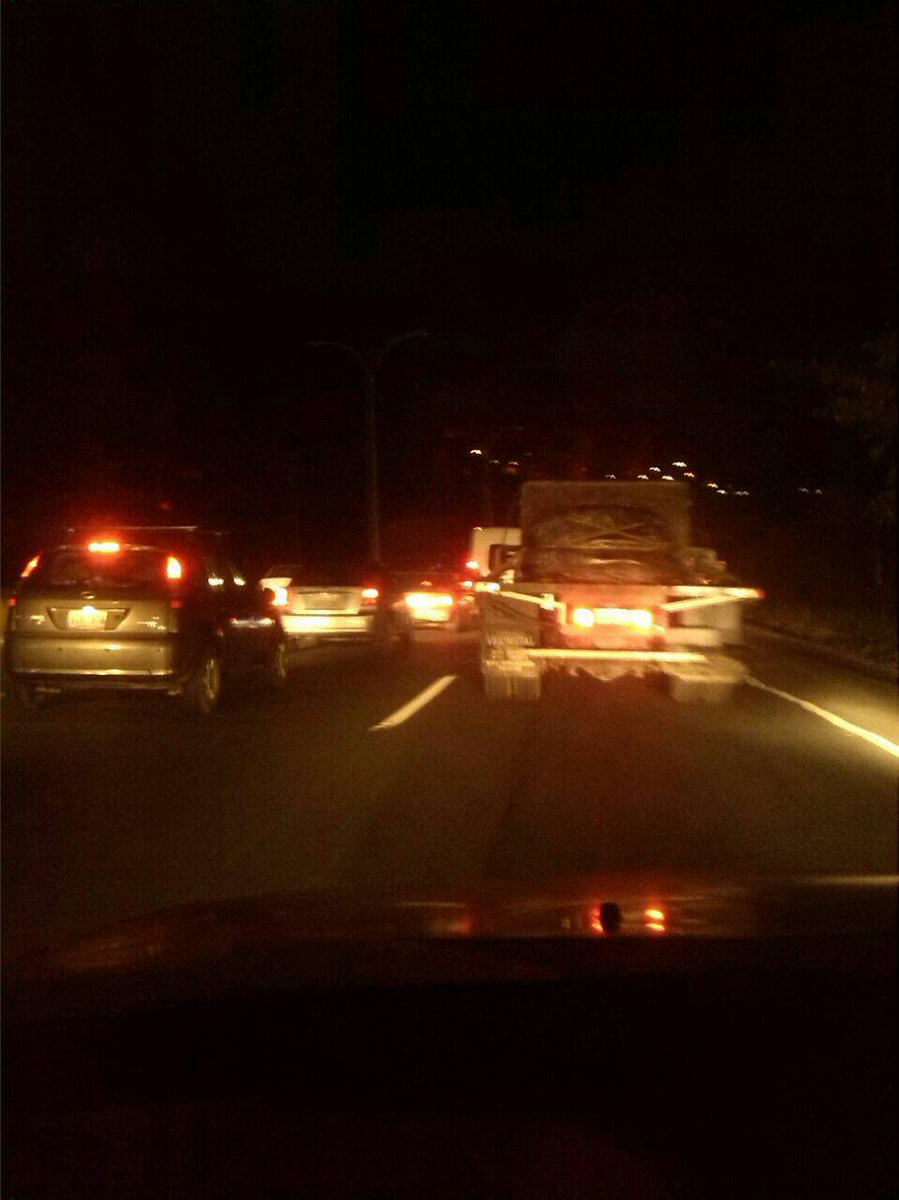 TrafficVial987's tweet photo. #AGMA Vía Caracas marcha lenta frente al cercado por camión accidentado en ciudad tablita 6:03am @trafficMIRANDA @EUtrafico @traficovv https://t.co/Jd50OgPwBj