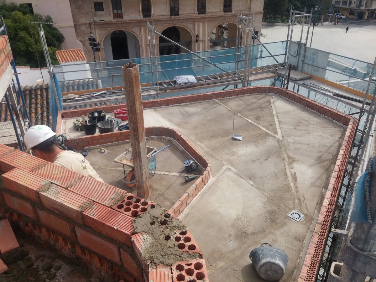 genaysa's tweet photo. Continuamos con los trabajos de cubierta en Calle Conde de Tendilla junto al Santuario de la Victoria. #Malaga #construccion #Genaysa https://t.co/ONTstLUAwF