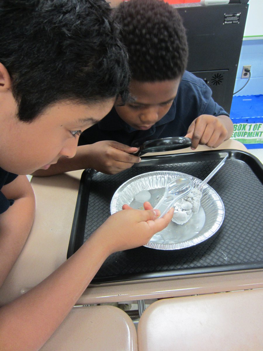 WatsonSciClass's tweet photo. Dr. Knight w/ #ProjectAstro & @UofMaryland brought his comet expertise to @LakelandSchool where 6th-graders collected data on comet models. https://t.co/v2HrEhekWs
